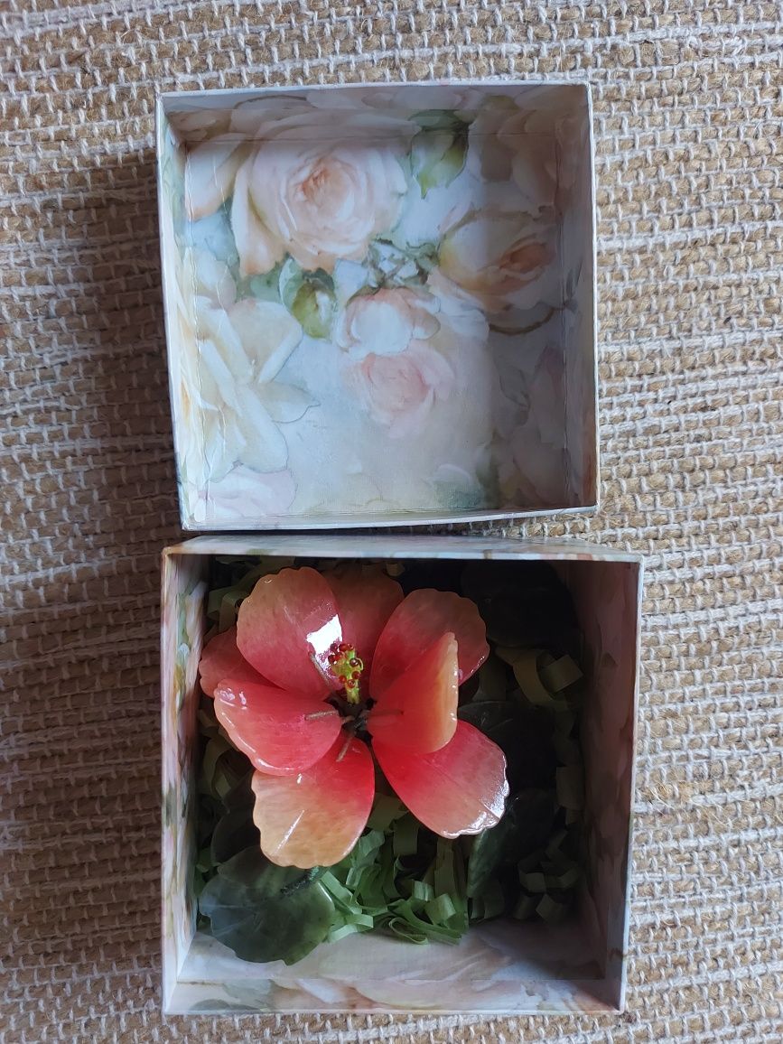 Kamienny, szklany kwiatek, kwiat w pudełku