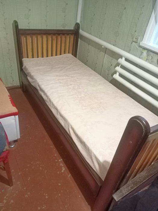 Кровать з матрасом Срочно
