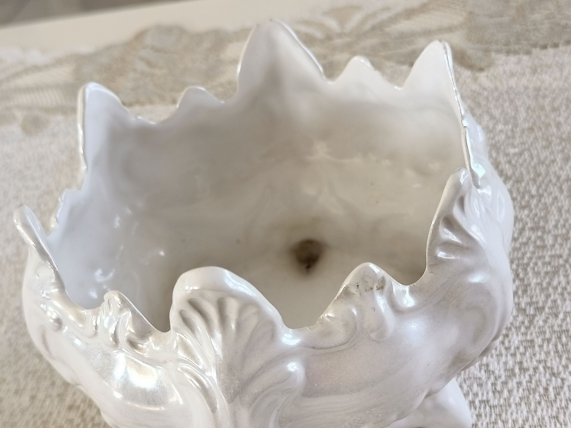 Ceramiczna ozdoba na nóżkach osłonka pojemnik góra w kształcie korony