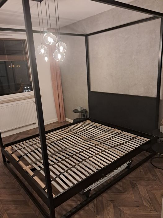 Metalowe łóżko z baldachimem