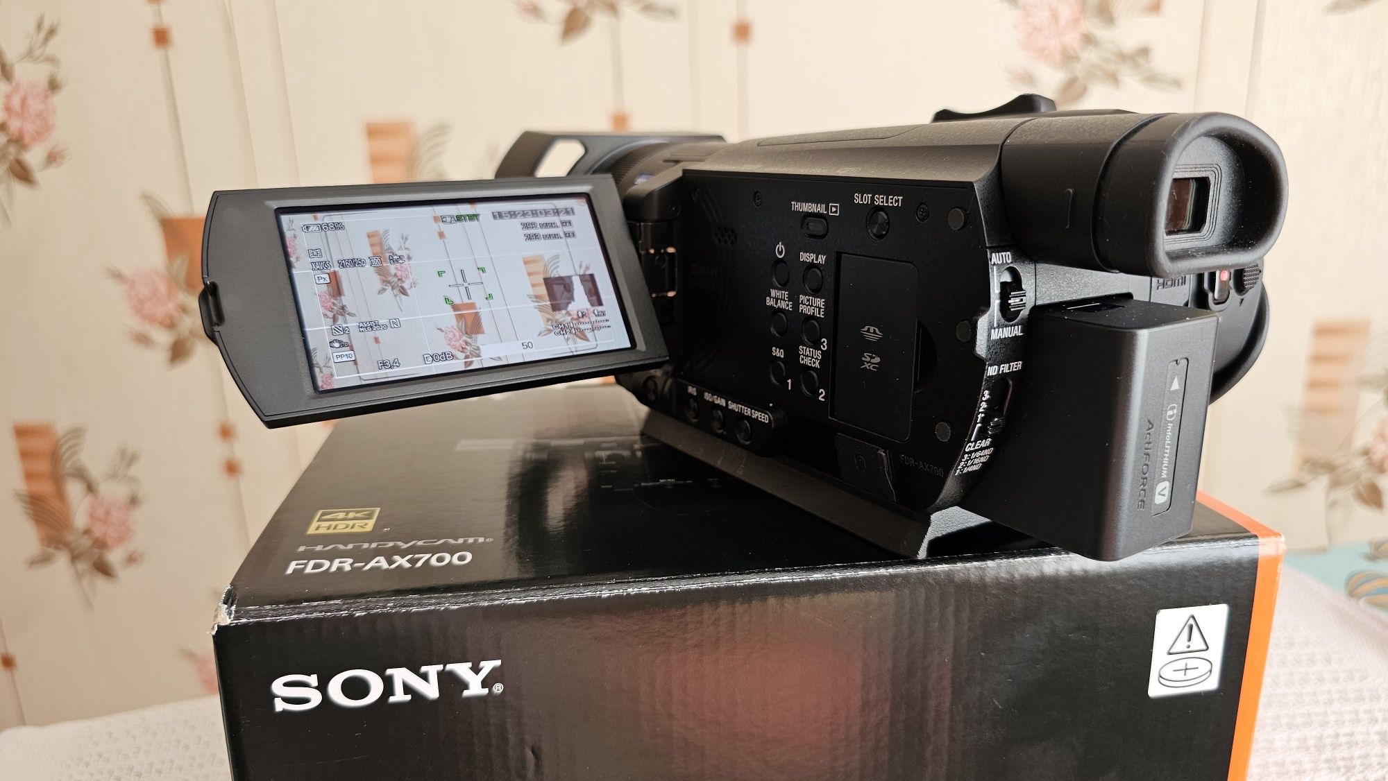 Відеокамера Sony FDR-AX700