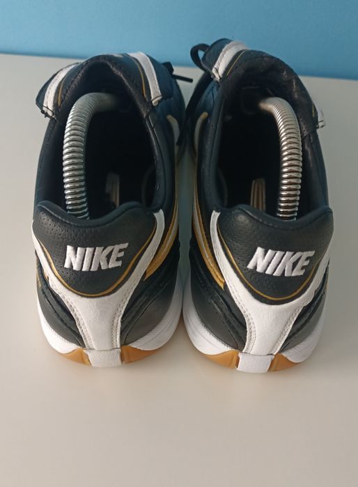 Buty piłkarskie halówki Nike Tiempo mystic 2010
