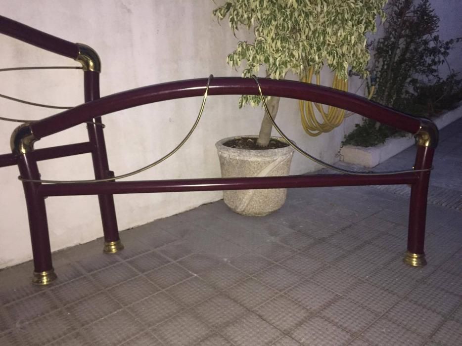 Cama casal lacada bordeaux e dourada + mesinhas