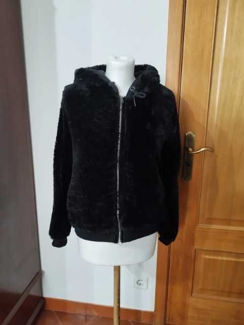 Casaco preto de pelo com capuz
