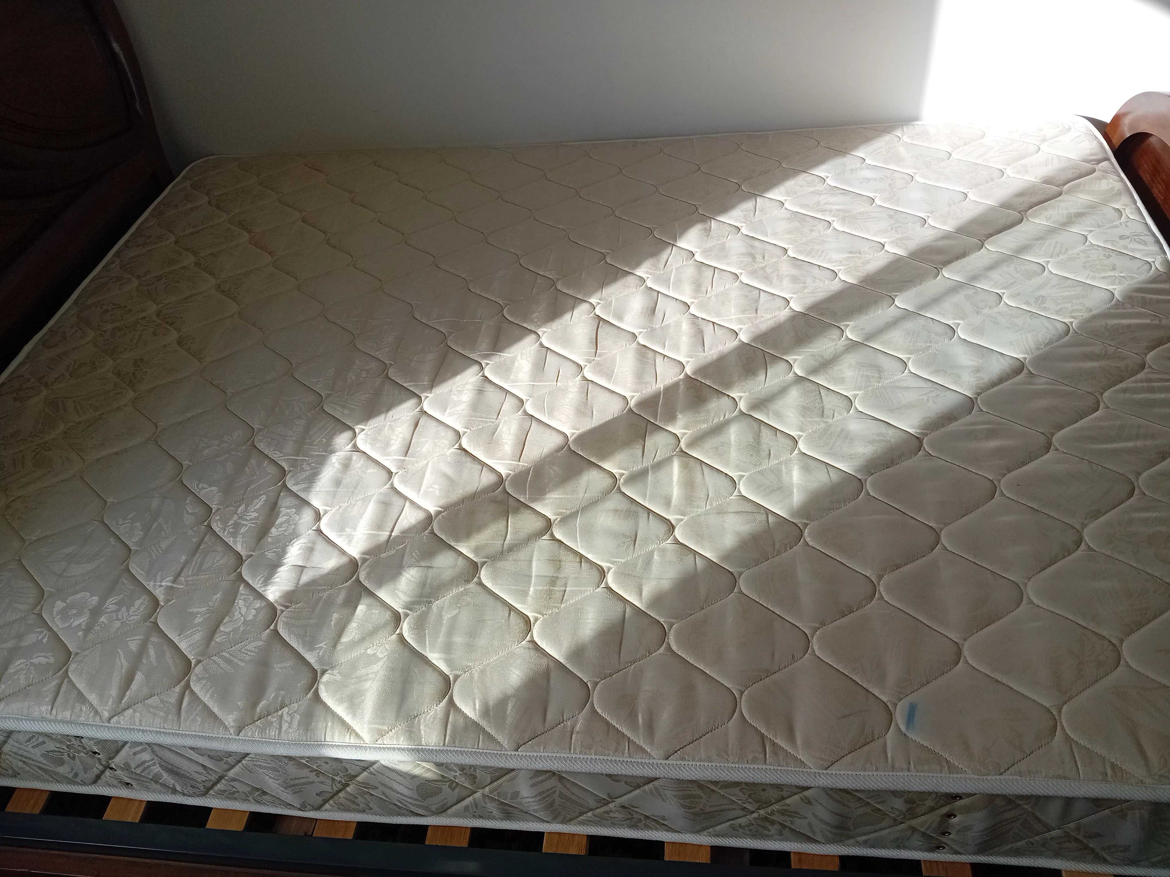 Cama com colchão