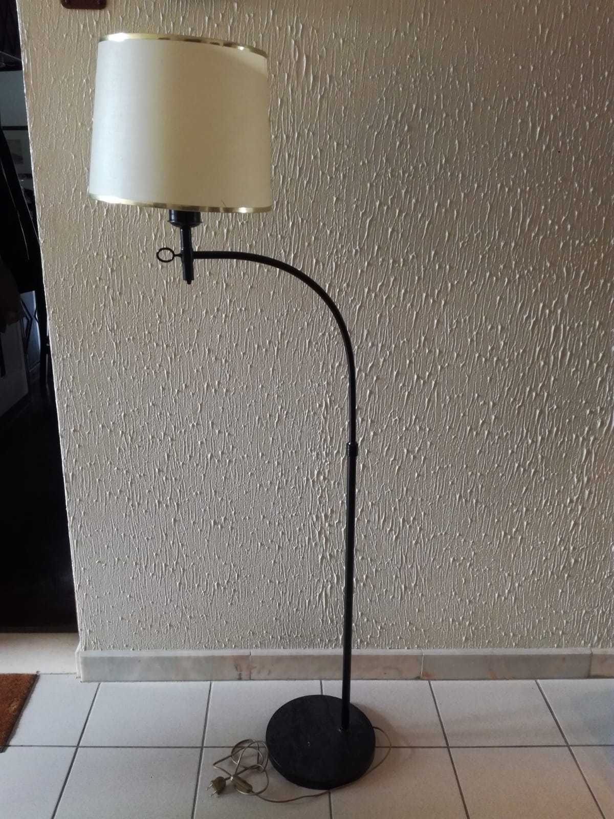 Vende-se Candeeiro de pé