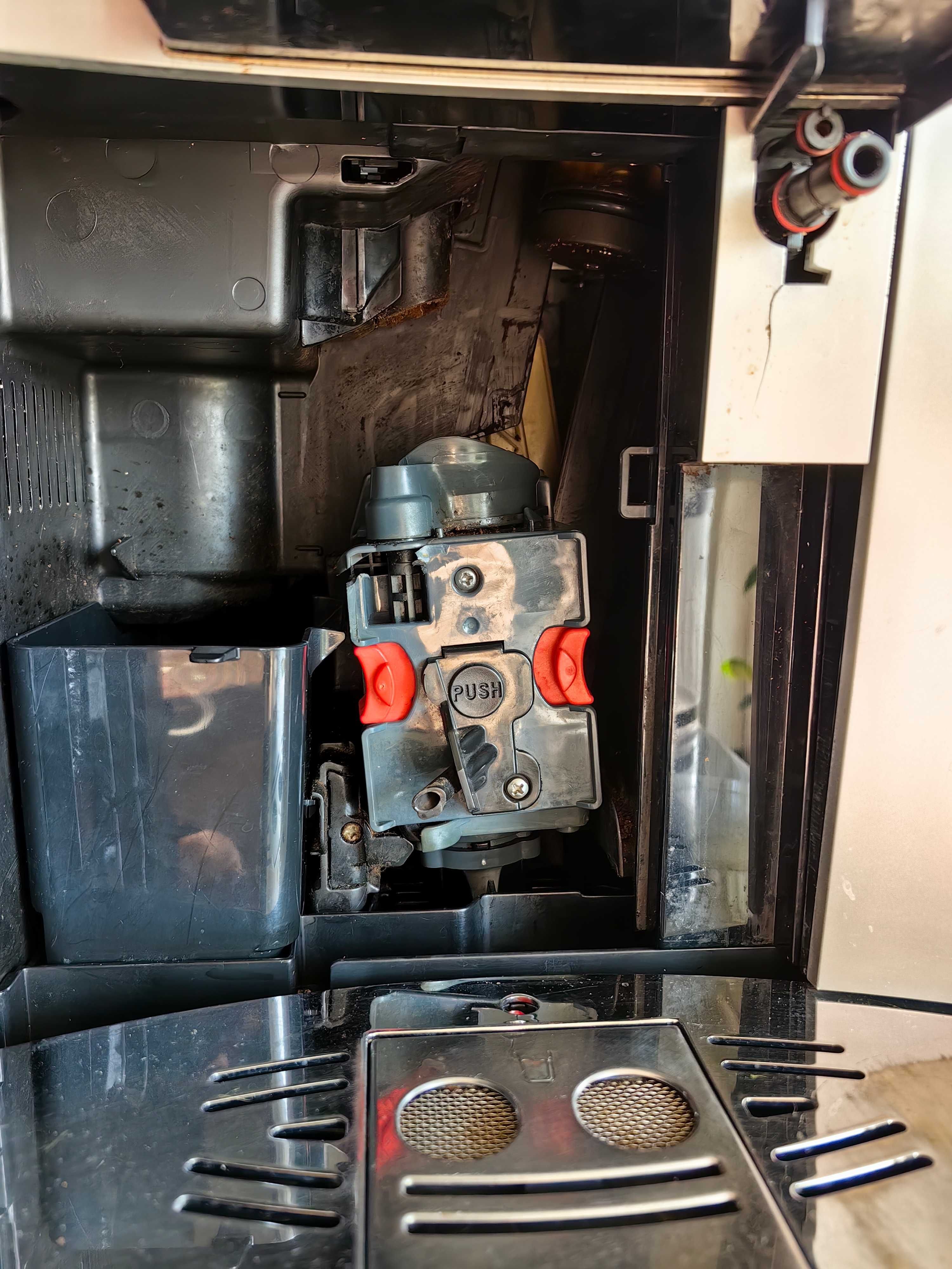 ekspres do kawy ciśnieniowy DeLonghi Perfecta ESAM5600