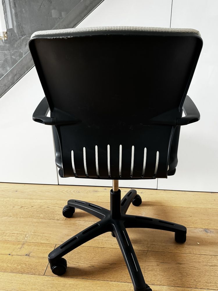 Krzesło obrotowe IKEA Joakim - kremowe obicie