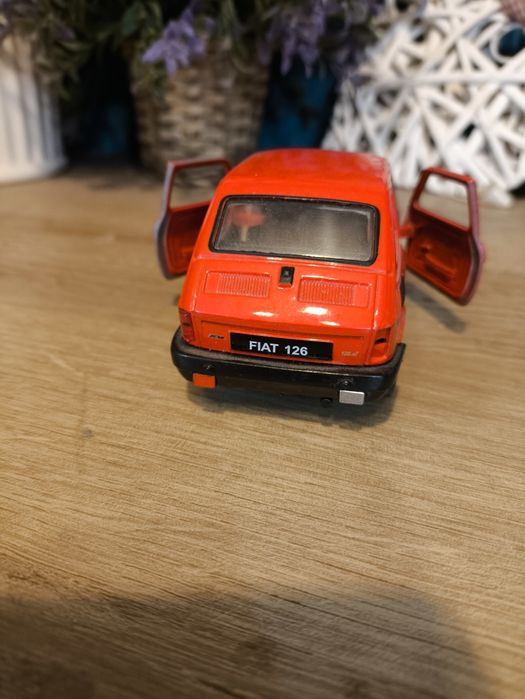 Fiat 126p czerwony 1:32