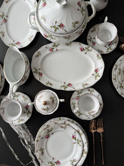 Неймовірно красивий порцеляновий сервіз