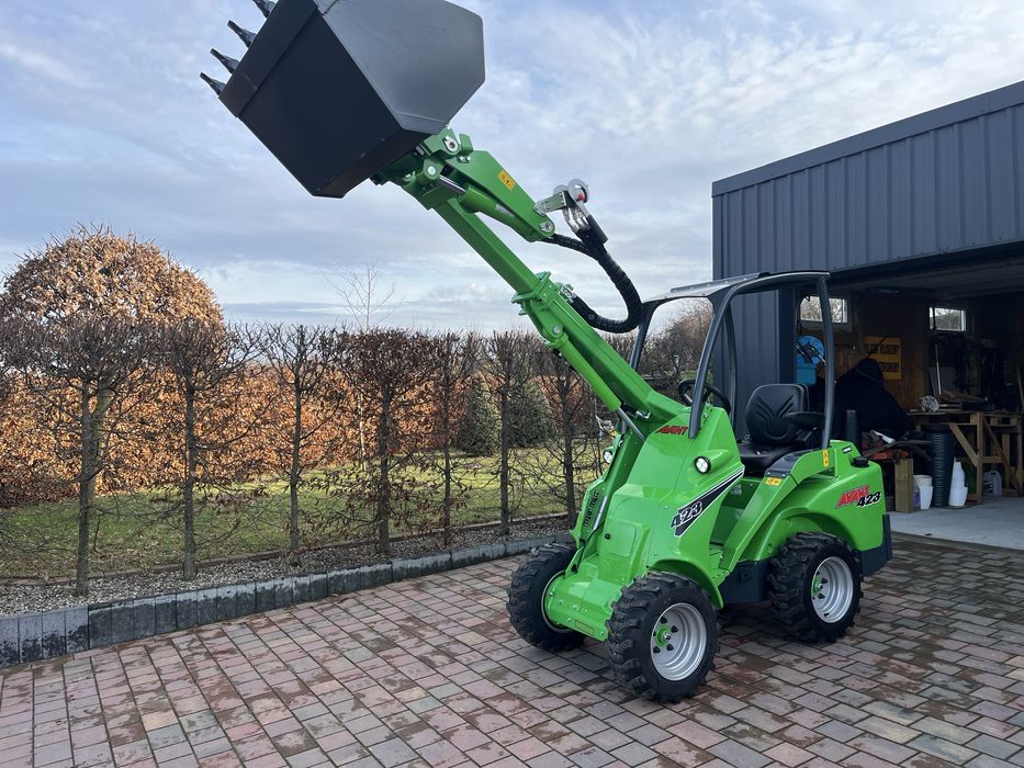 Usługi miniładowarka Avant.Usługi ogrodnicze.