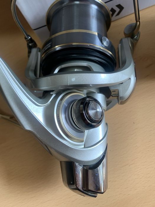 Carreto Daiwa Emblem Surf Light 35CW QD P Novo