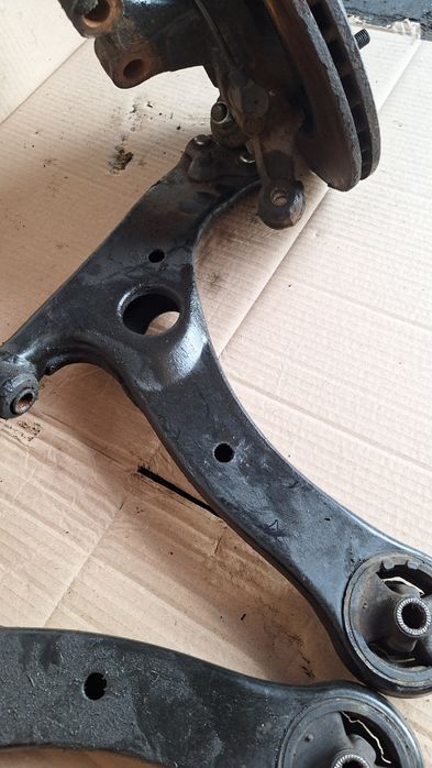 Toyota Avensis T25 wahacze przód komplet lewy i prawy Stan bdb