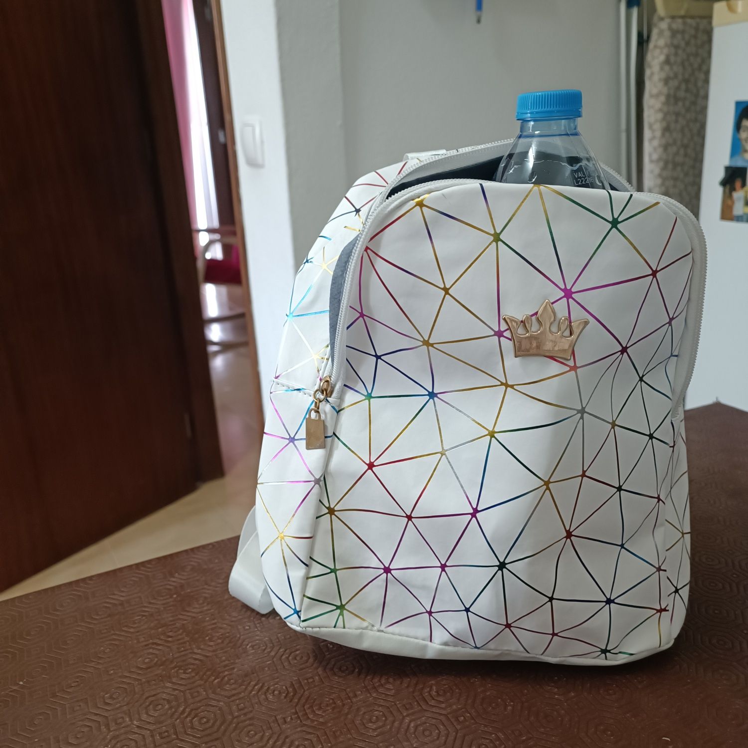 Mochila de cor branca com padrão geométrico