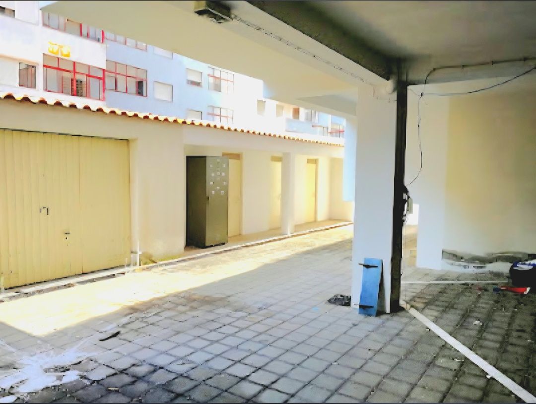 Garagem Box 8m² para Mota ou Bicicleta – Pátio Fechado