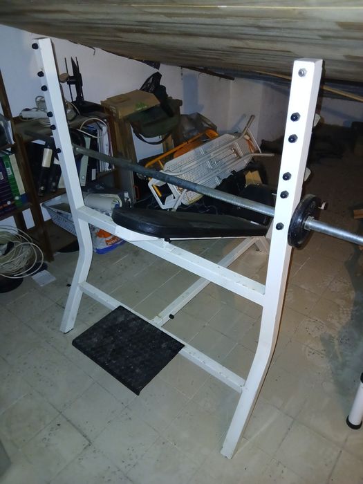 Banco de exercício físico + barra 10 kg + pesos vários