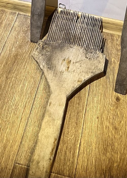 Гребінка для бавовни.  Лампа. Ножиці для вівці. Ваги