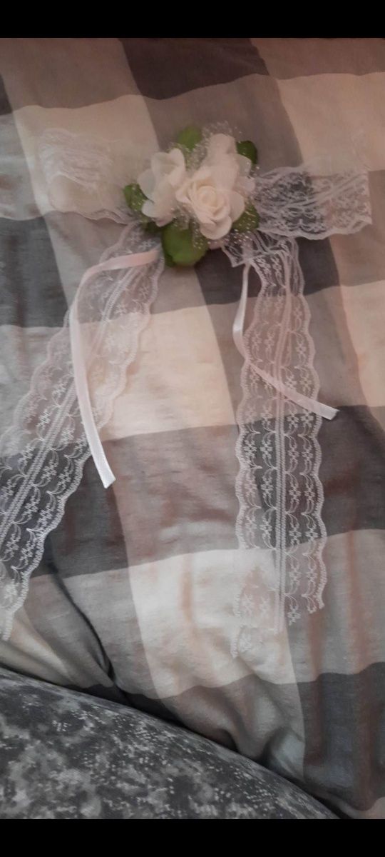 Białe wstążki z dodatkiem kwiatowym