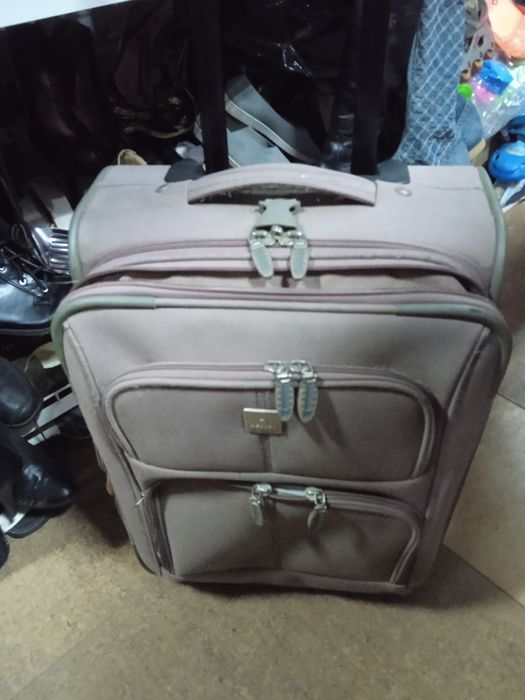 Продам крепкий чемодан на колесах ,Фабр кач