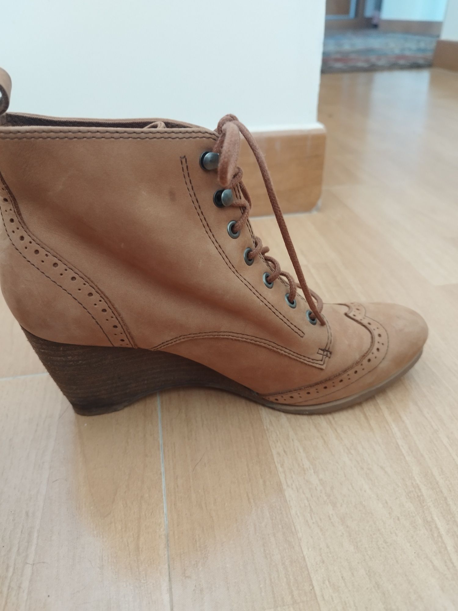 Lindos botas pelo tornozelo de camurça Esprit.Estado muito bom .Tamanh