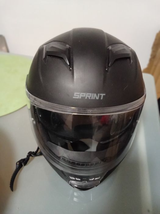 Capacete preto, com viseira para o sol