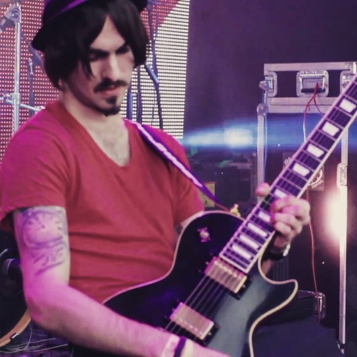 Уроки игры на гитаре у профессионального музыканта