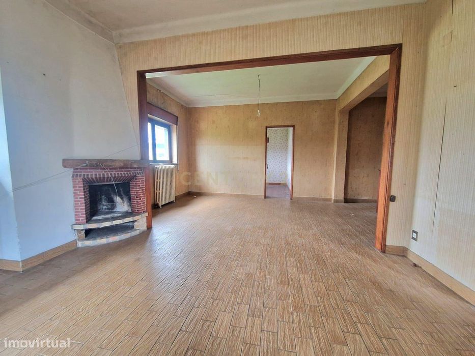 Apartamento T3 com cave e 284 m2 de área total