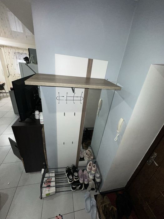 Вешалка в прихожую с обувной полкой