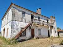 Casa senhorial para restaurar inserida em terreno com frente para o...