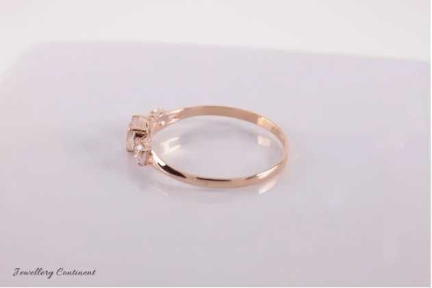 Женское кольцо из красного золота с тремя камнями