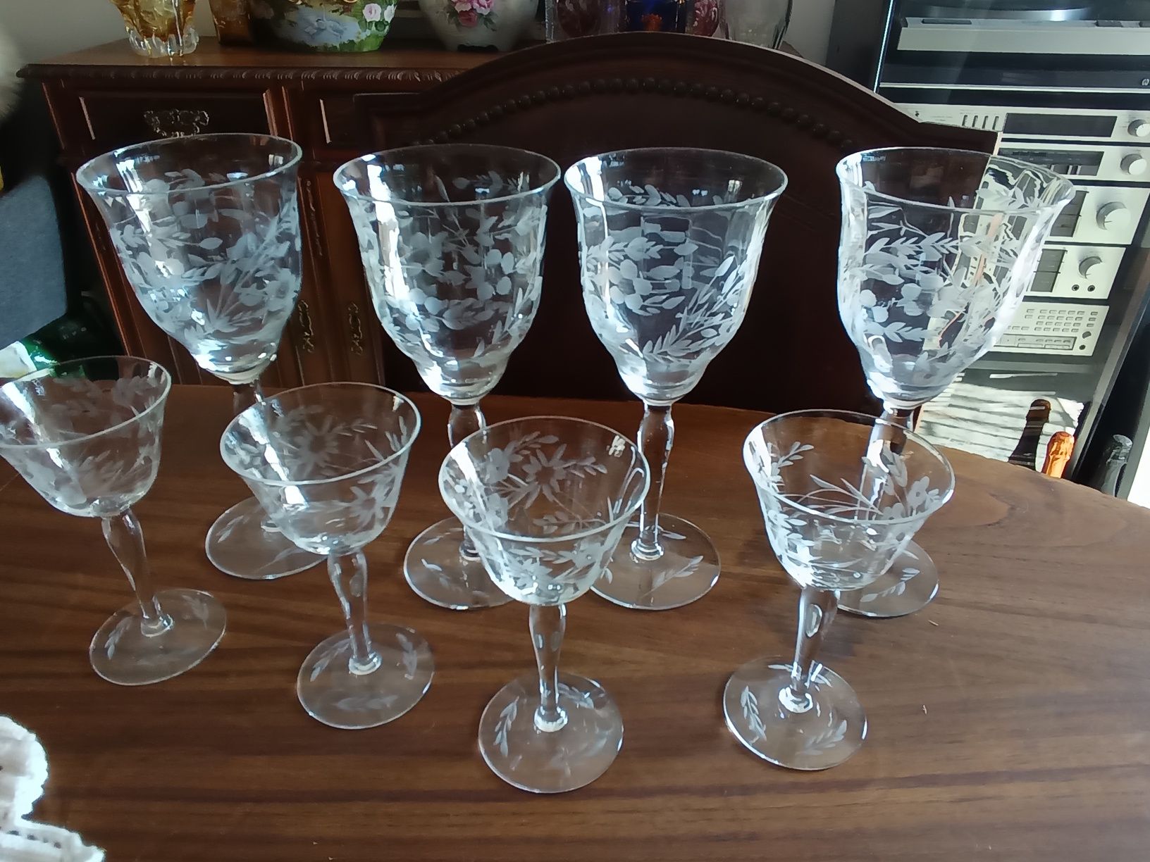 Conjunto de 8 copos antigos pé alto lapidados