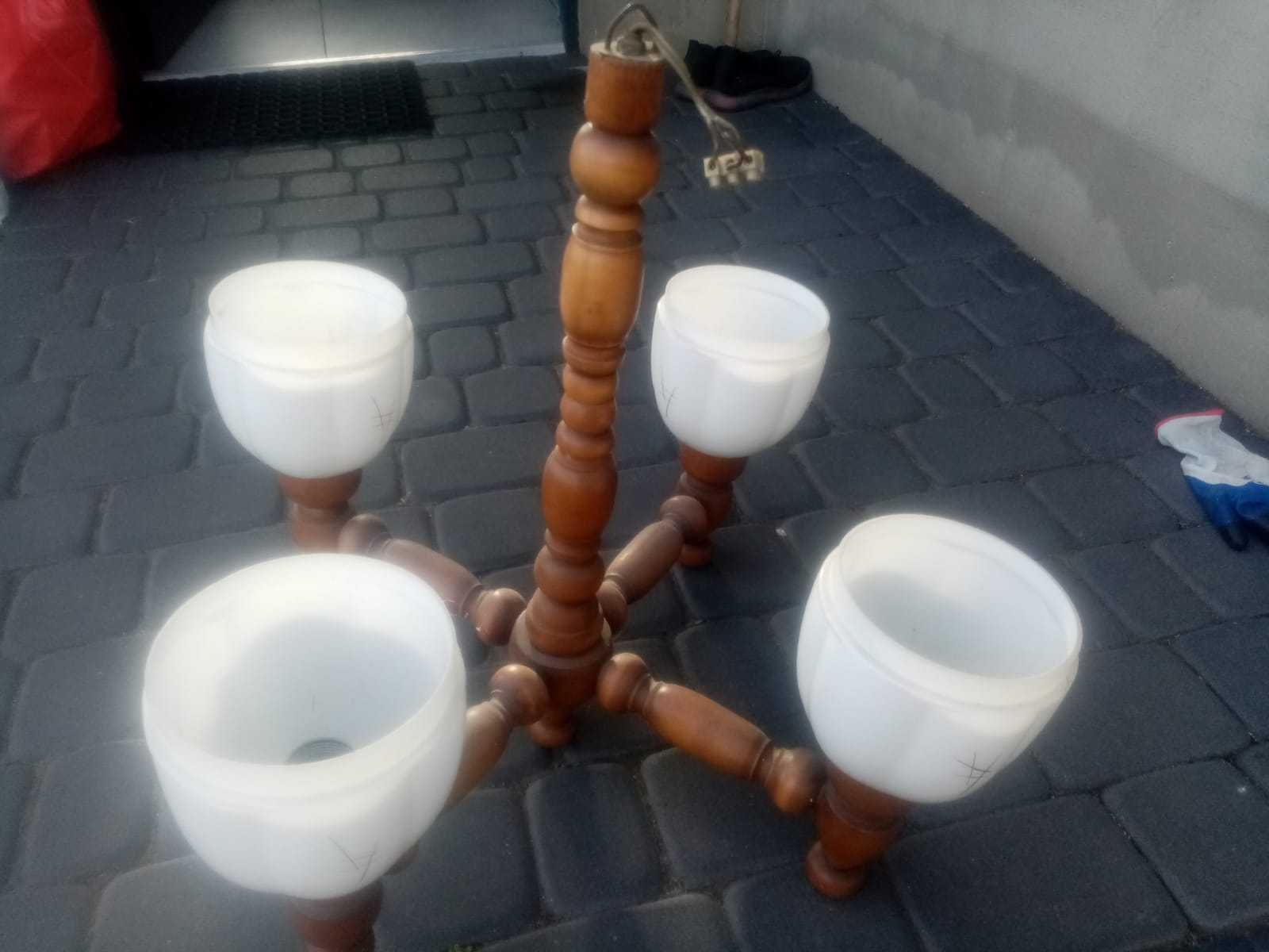 Żyrandol PRL - drewno i szkło - 4 klosze.