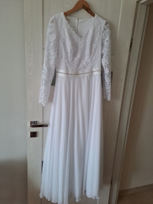 Piękna biała suknia ślubna długi koronkowyrękaw