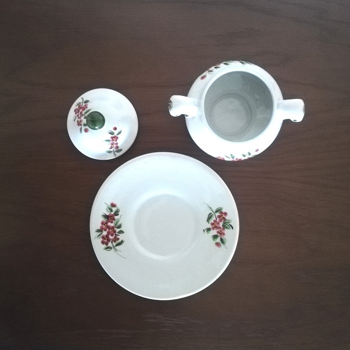 Terrina e prato vintage, com motivos florais