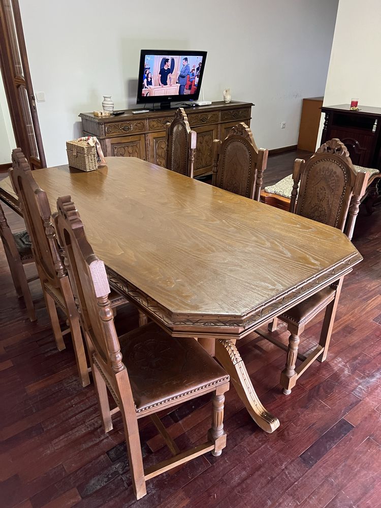 Vende-se Conjunto de Mobília de Sala – Madeira Maciça, Estilo Clássico