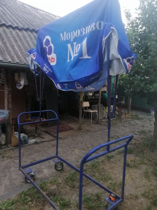 Вуличний торговий візок із синім навісом.