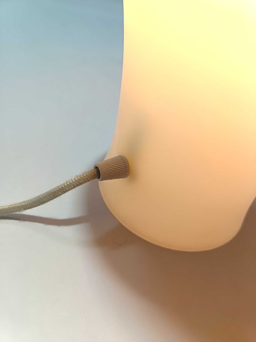 Candeeiro de mesa branco em vidro