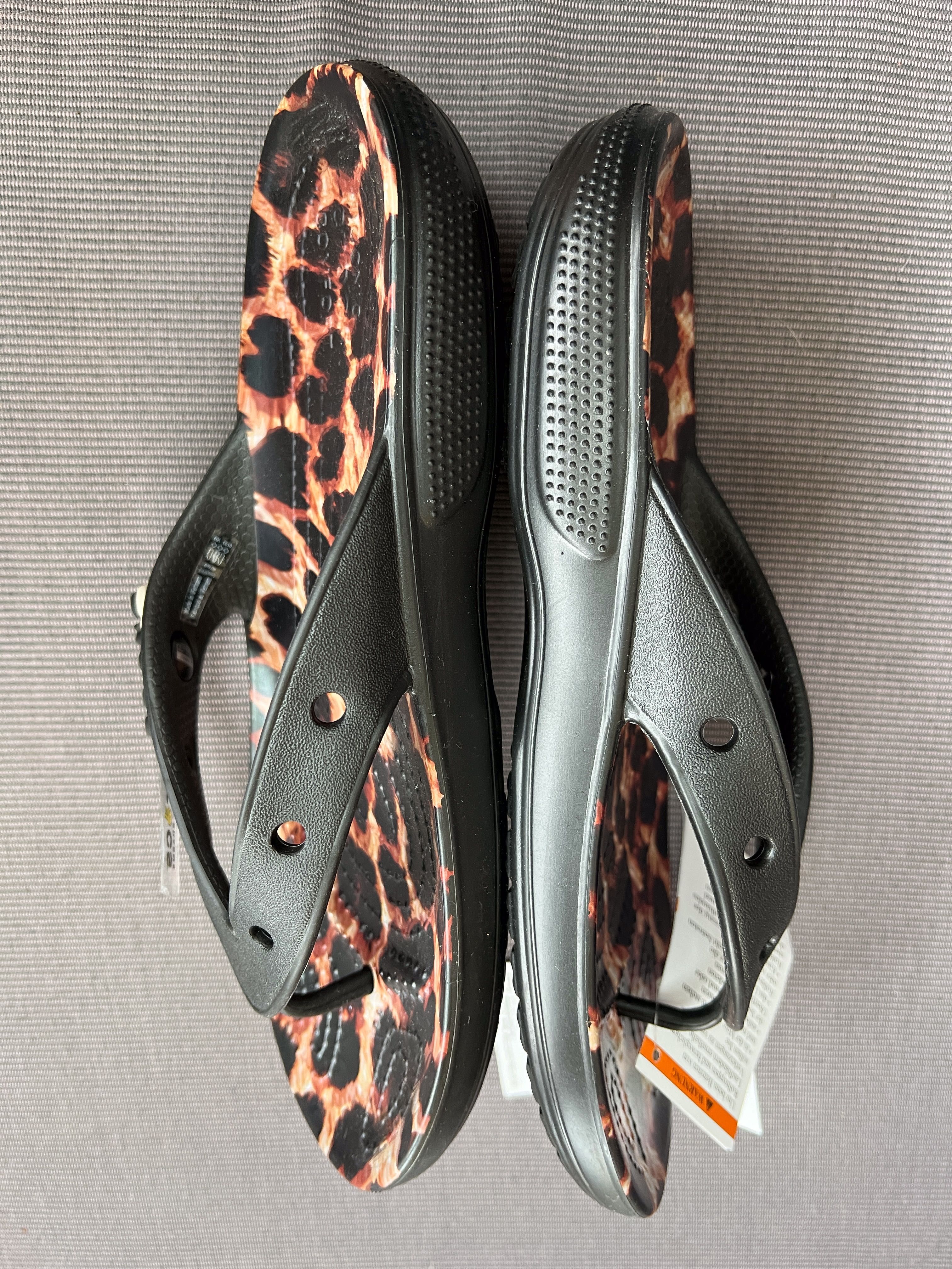 crocs flip japonki w6 roz 36/37 wkładka 23 cm czarne panterka