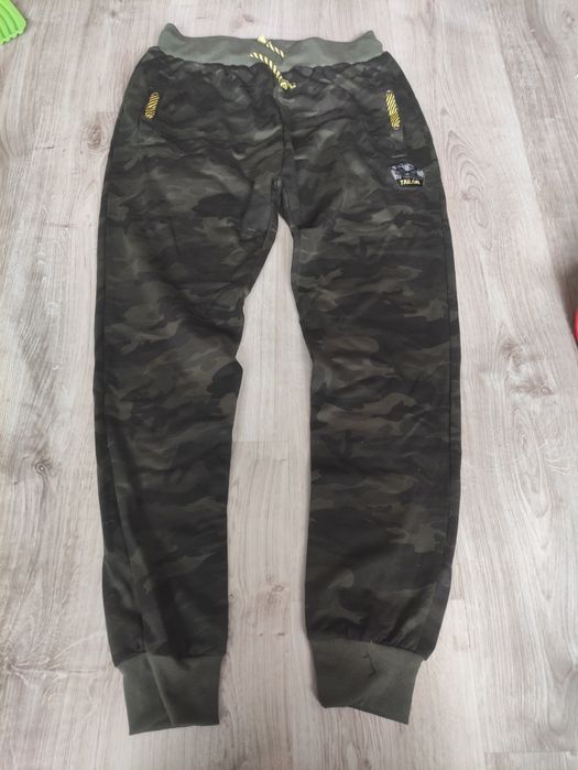 Męskie spodnie dresowe moro rozmiar XL