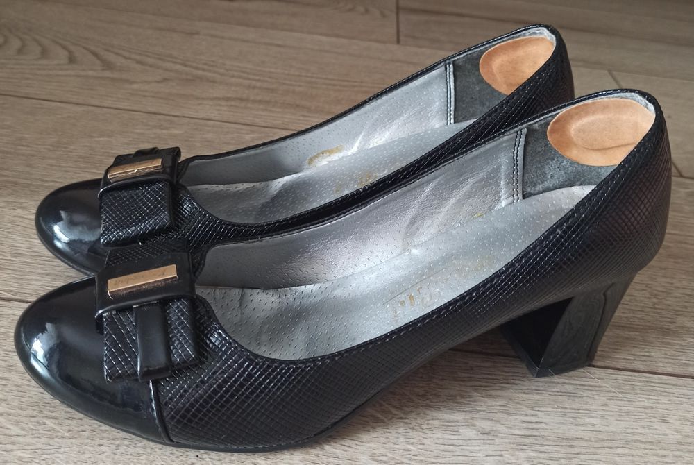 Buty damskie/ Czółenka lakierowane, r. 40