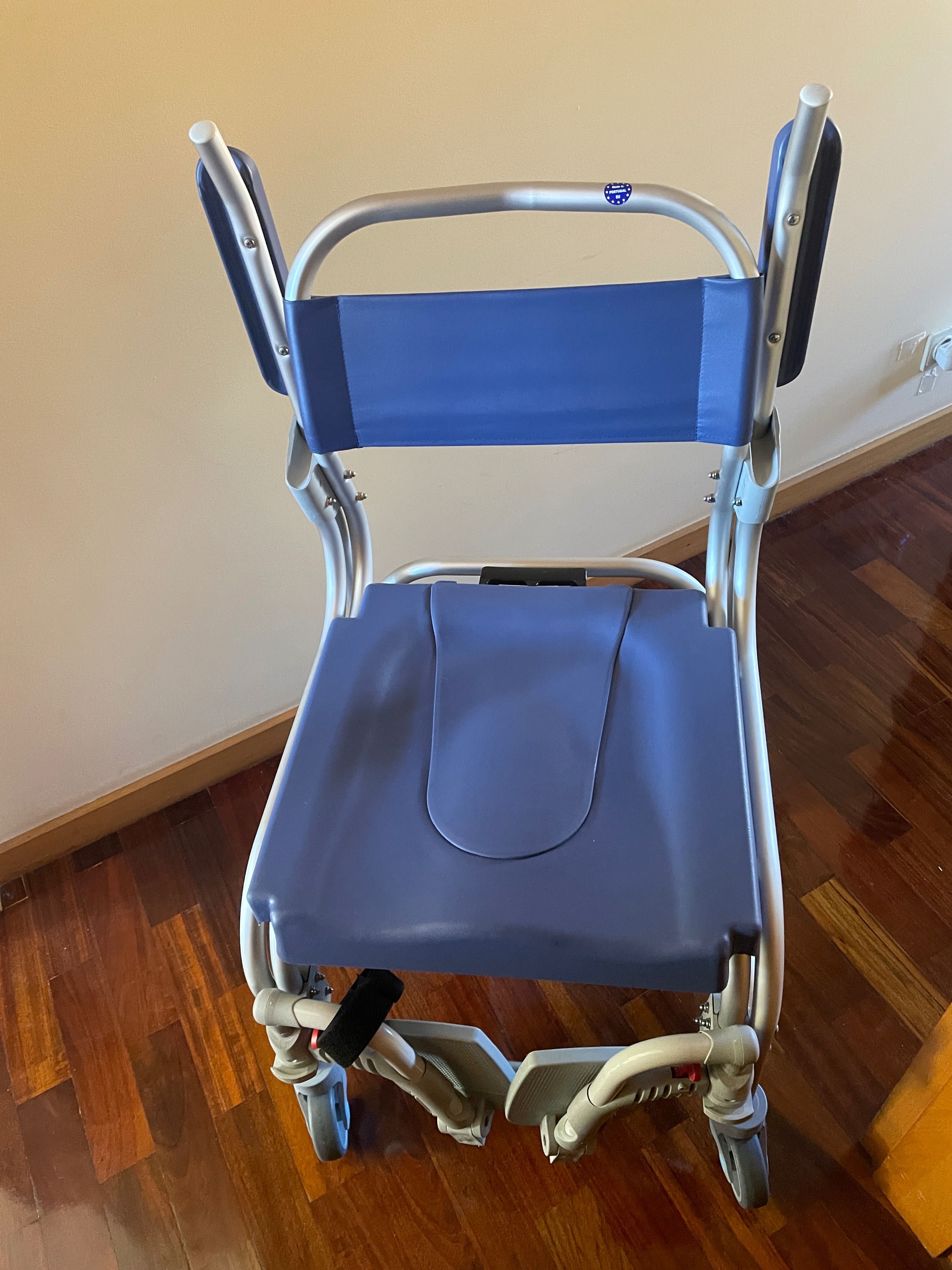 Cadeira de rodas sanitária/banho