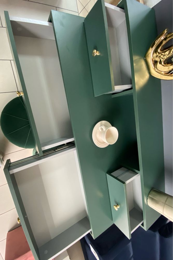 Toaletka biurko zielone na złotym stelażu złote uchwyty