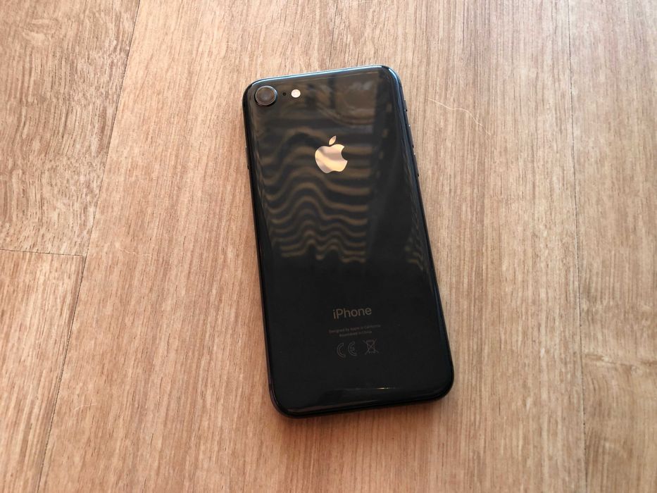 Apple iPhone 8 + box, etui, ładowarka, zestaw kabli
