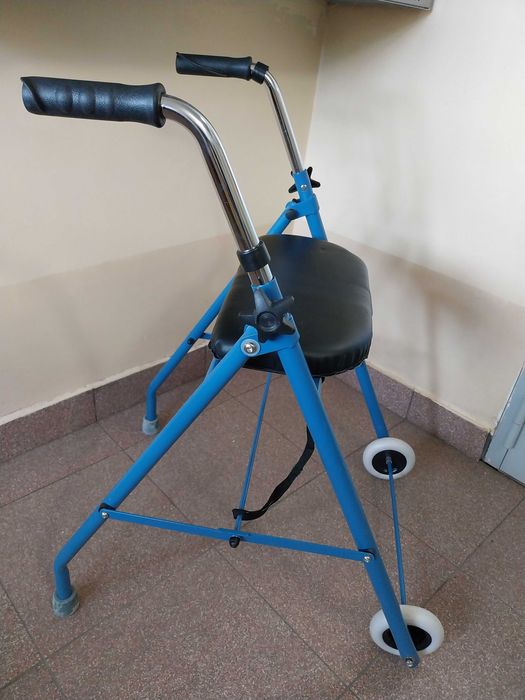 Balkonik, chodzik, podpórka dwukołowa z siedziskiem