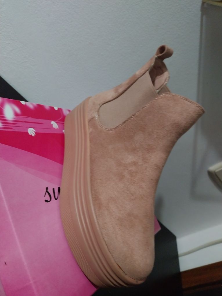 Botas de mulher em rosa