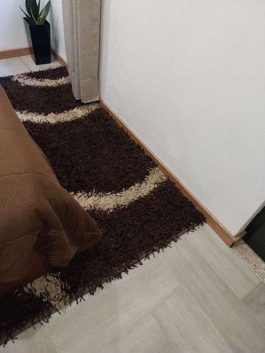 Carpete bege e castanha