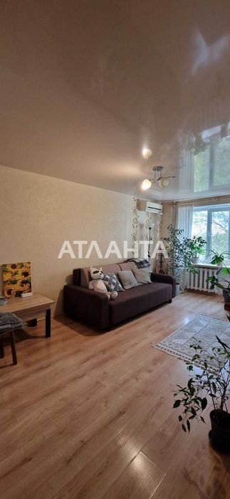 Просторная комната с ремонтом. Кухня  и санузел на двоих