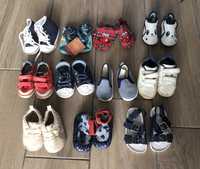 Conjunto de 11 pares de sapatos de bebé tamanho 19