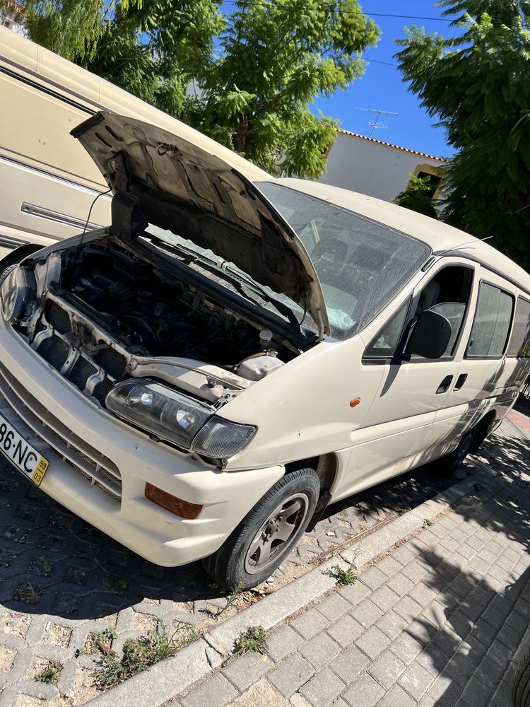Carrinha de 6 lugares em bom estado. Venha ver sem compromisso.