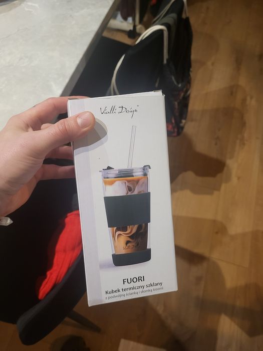 Kubek termiczny z zakrywką i słomką z serii Fuori marki Vialli Design